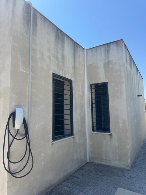 Fachada de la vivienda enfoscada, antes del acabado final