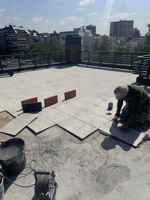 Colocación de pavimento nuevo en la reforma de una azotea