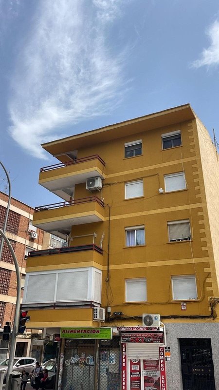 La misma fachada de la comunidad ya rehabilitada y pintada