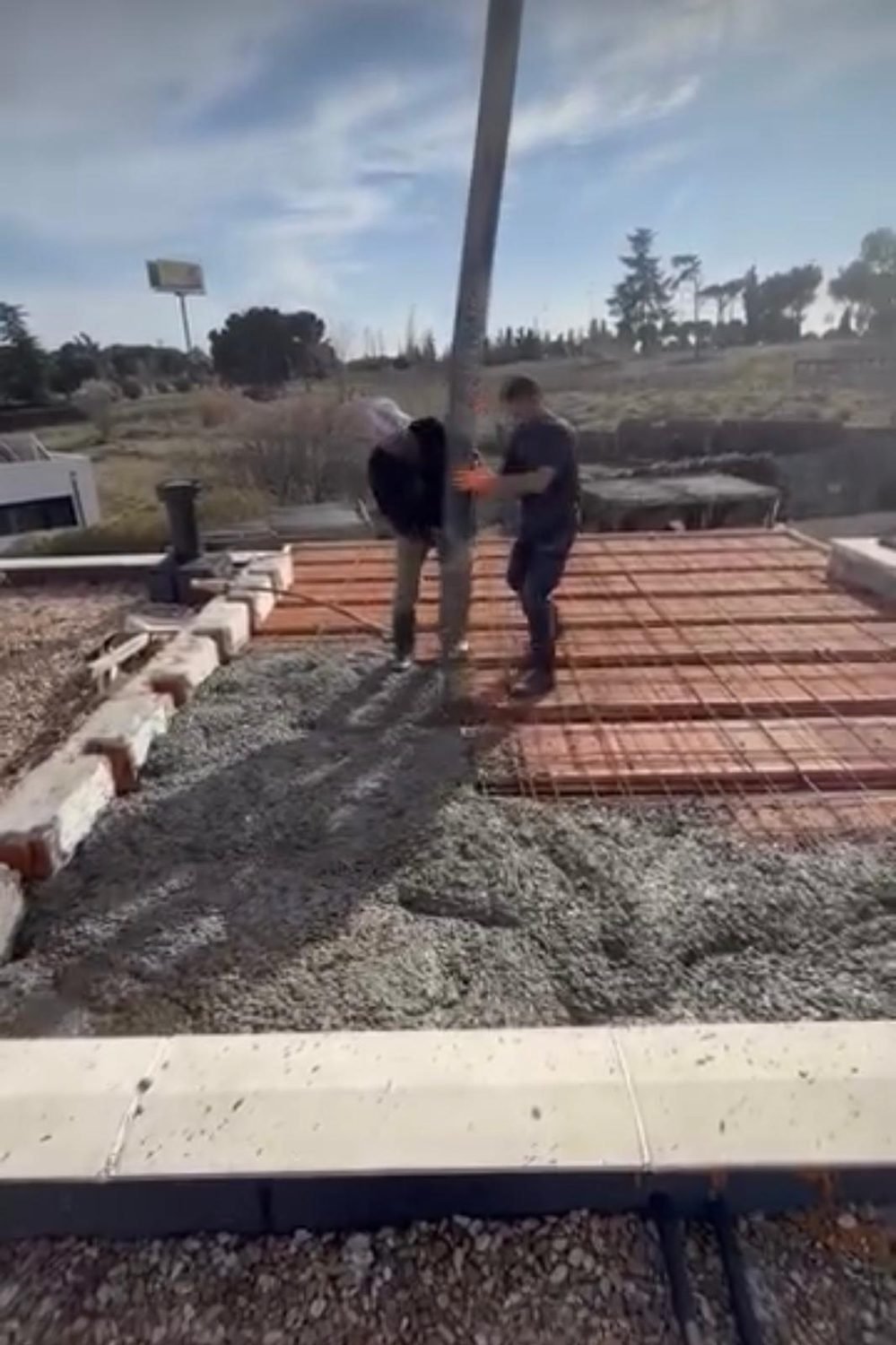 Operarios hormigonando el forjado de la obra nueva