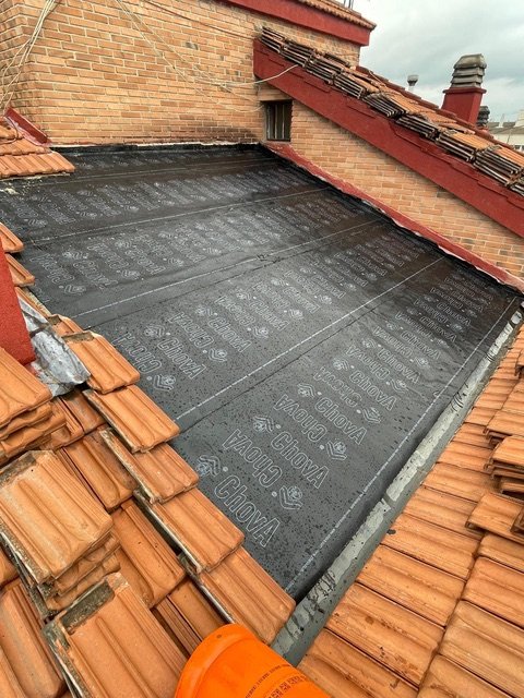 Impermeabilización de un faldón de tejado con lámina bajo teja